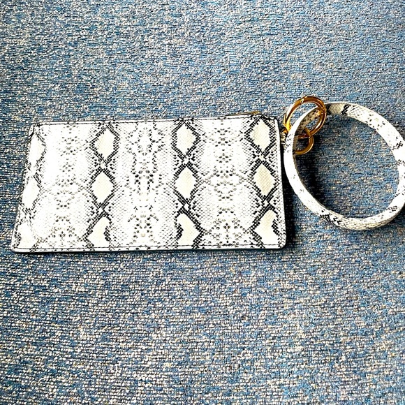 Handbags - White and black print wristlet. NWOT